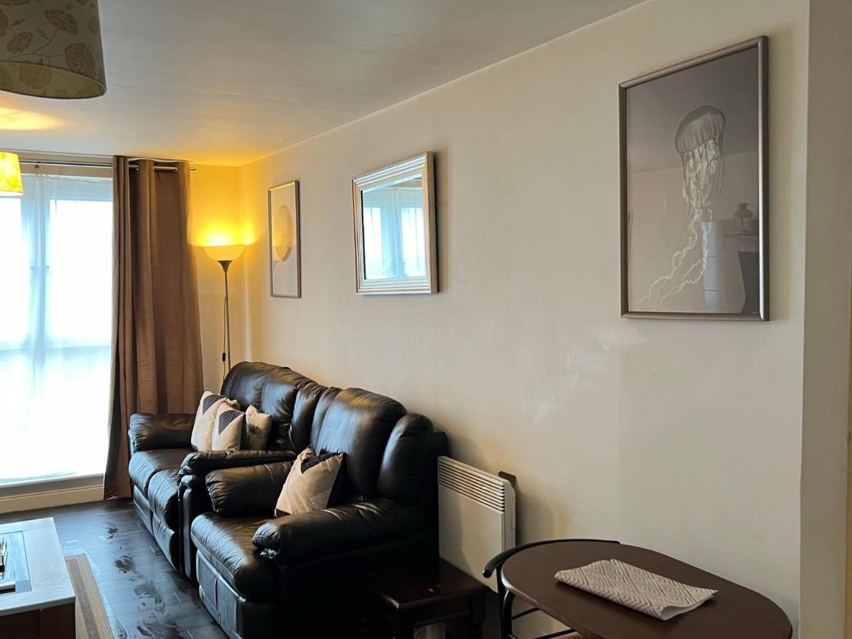 Radiant2 Bedroom Apartment In The Heart Of Harlow Town ภายนอก รูปภาพ