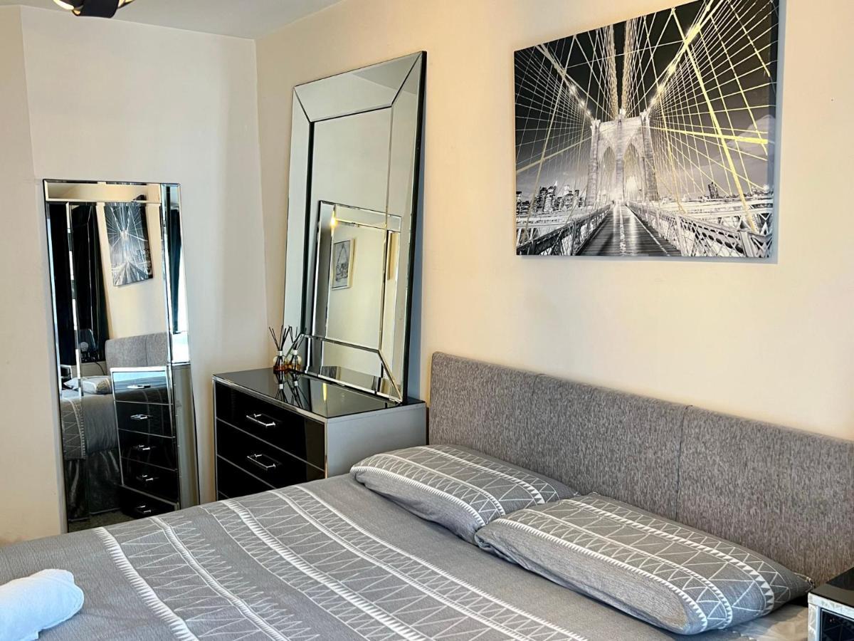 Radiant2 Bedroom Apartment In The Heart Of Harlow Town ภายนอก รูปภาพ