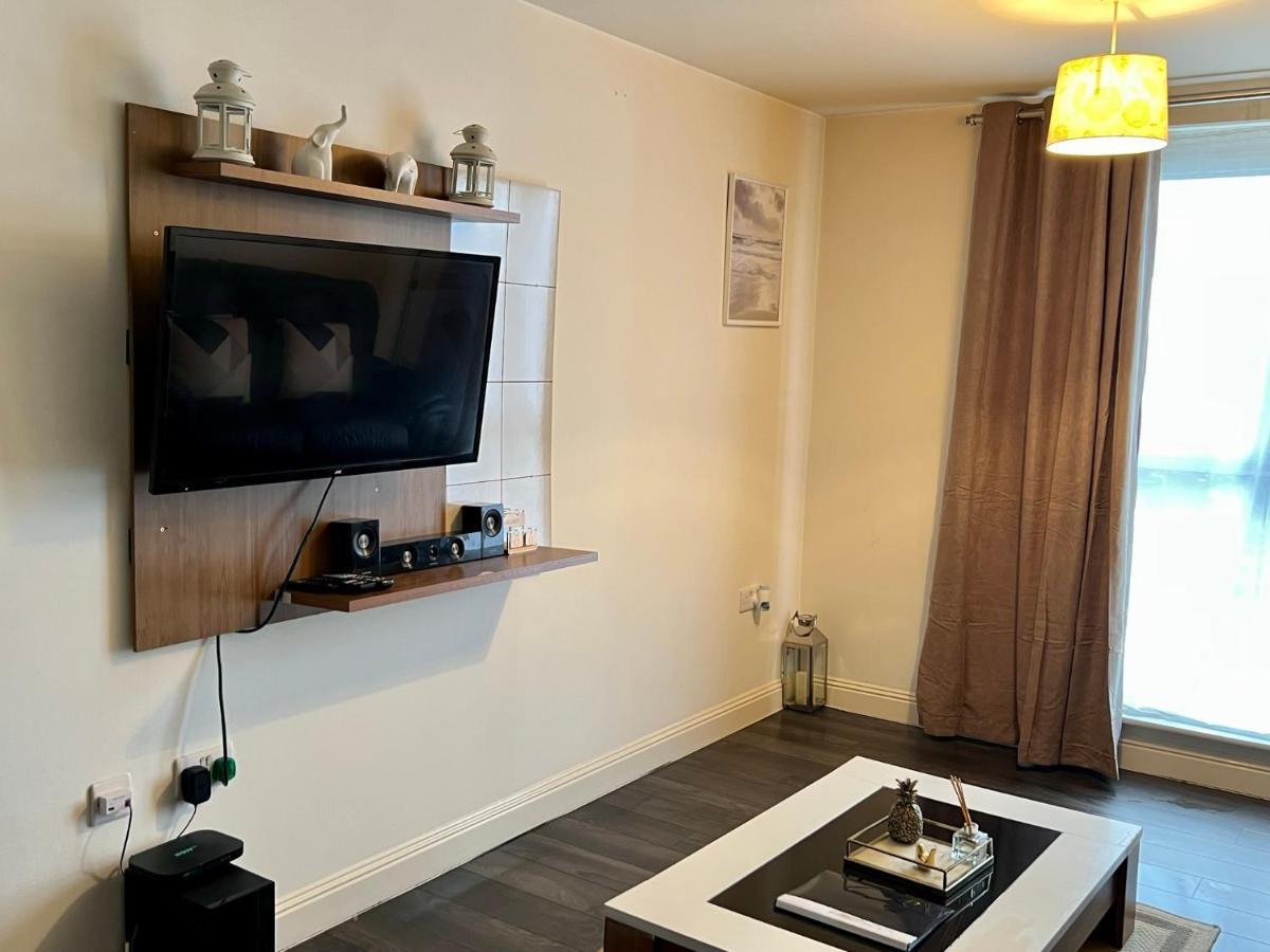Radiant2 Bedroom Apartment In The Heart Of Harlow Town ภายนอก รูปภาพ